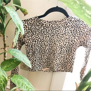 Tan/brown leopard print crop top. 🐆